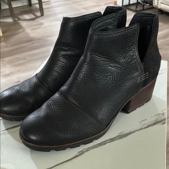 Sorel Black Lolla Cut-Out Ankle Boots Supple Leather and Suede - Picture 2 of 11